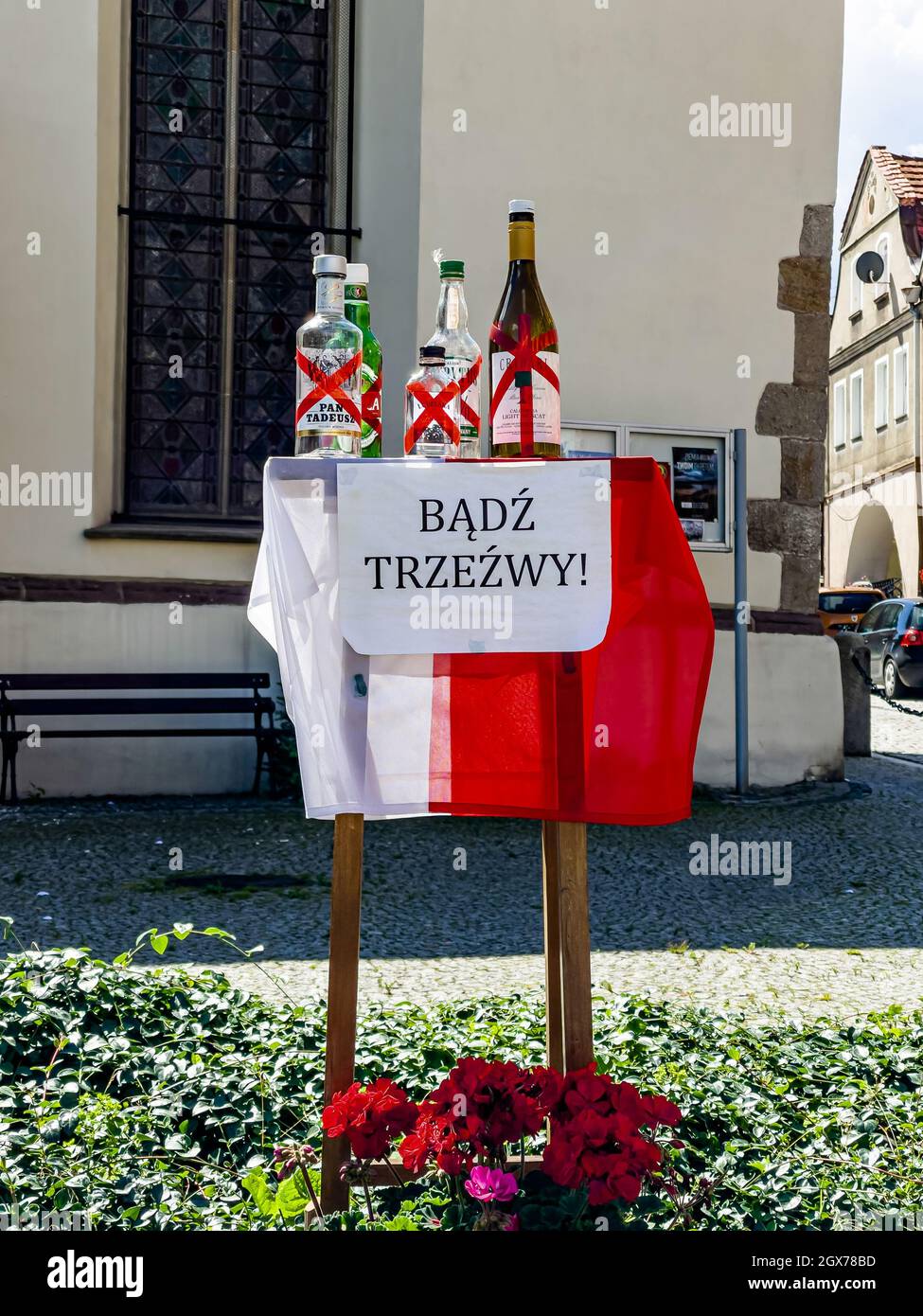 Bolkow, Polen - 08. August 2021. Katholische Kirche von Saint Jadwiga auf dem Hauptplatz mit Alkoholflaschen und Botschaft nüchtern sein Stockfoto