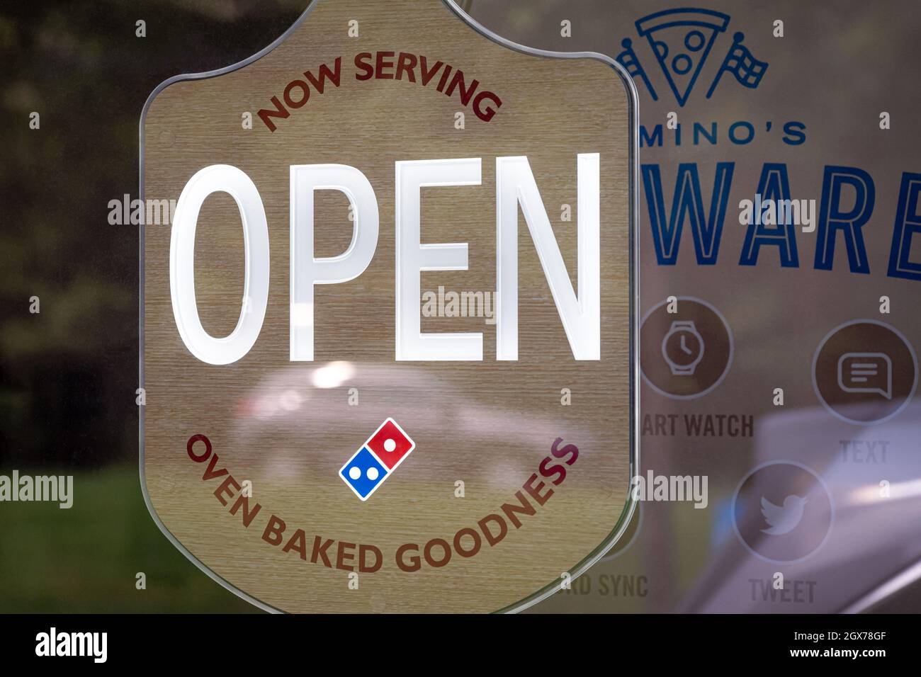 Öffnen Sie das Schild im Fenster von Domino's Pizza in Snellville (Metro Atlanta), Georgia. (USA) Stockfoto