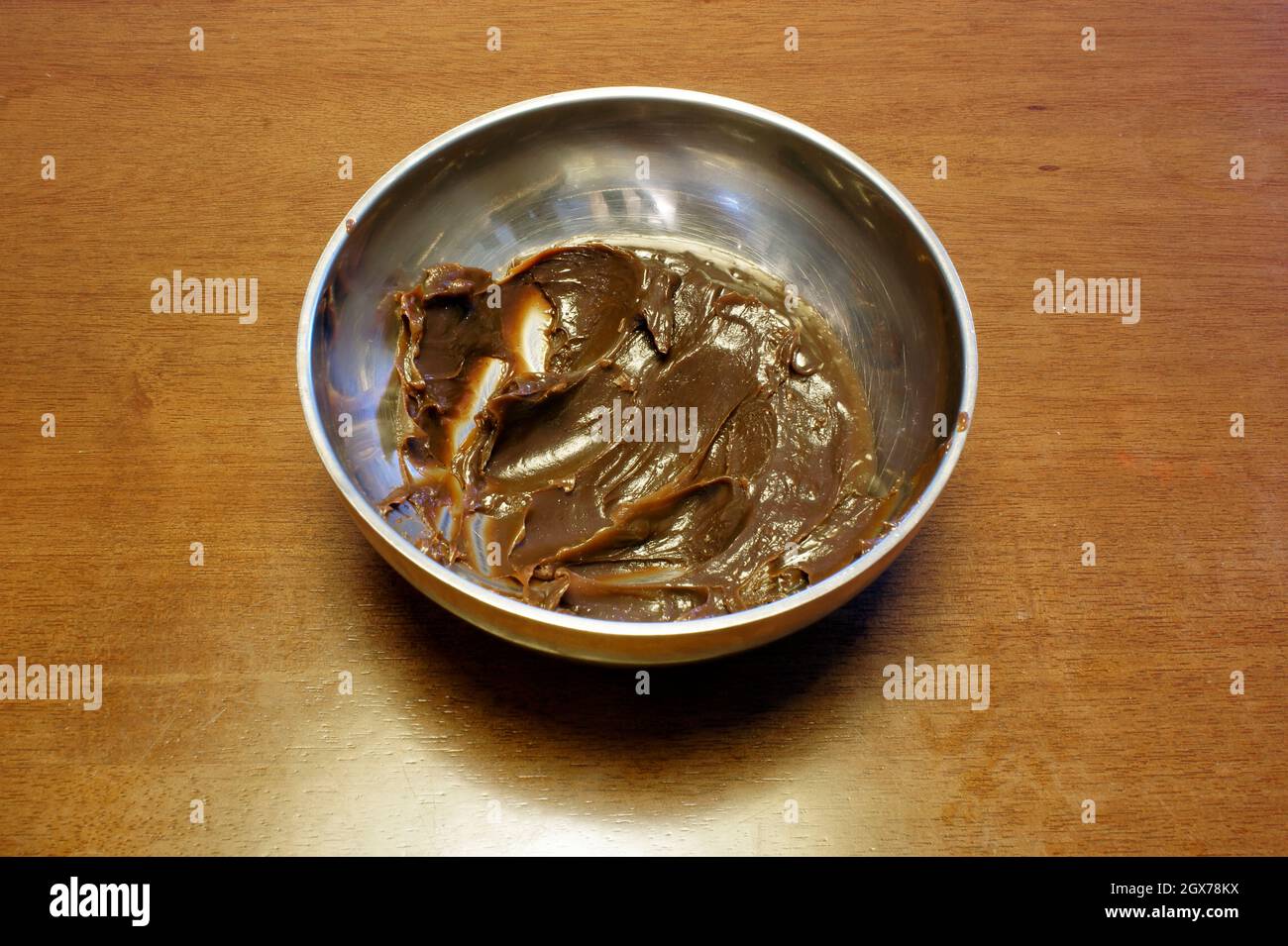 Schokolade für brigadeiro in einer Edelstahlschale aus der Nähe. Typische brasilianische süße hausgemachte. Stockfoto