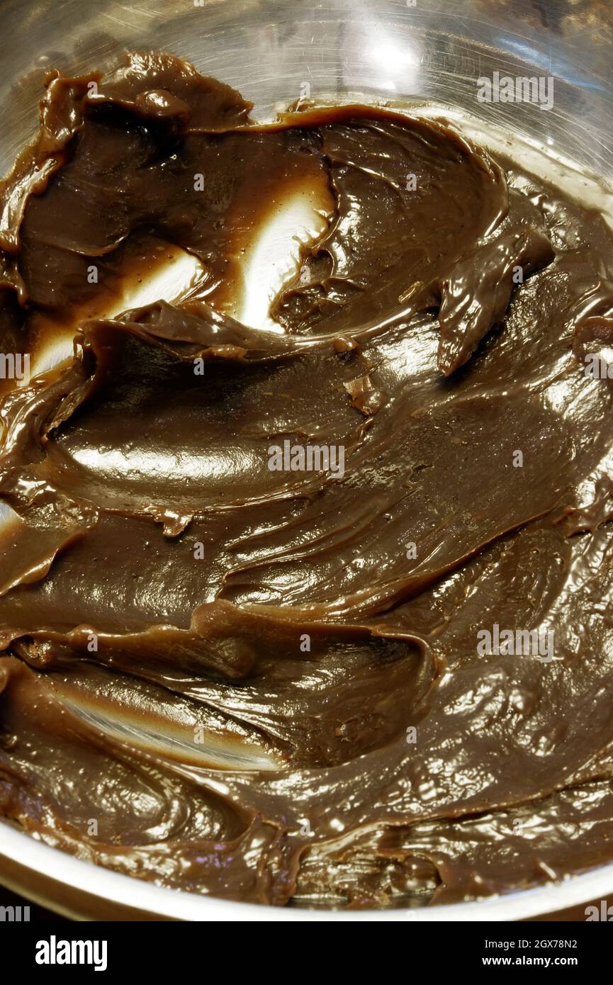 Schokolade für brigadeiro in einer Edelstahlschale aus der Nähe. Typische brasilianische süße hausgemachte. Stockfoto