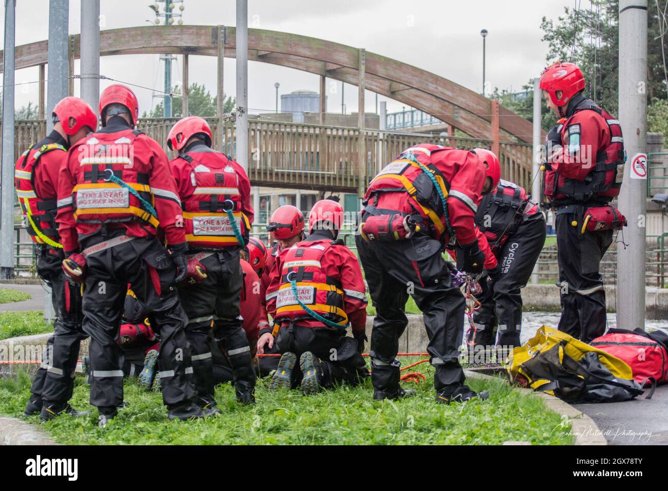 Tyne and Wear Feuerwehr- und Rettungsdienst Feuerwehrleute Ausbildung bei Tees Barrage für Wasserrettung Stockfoto