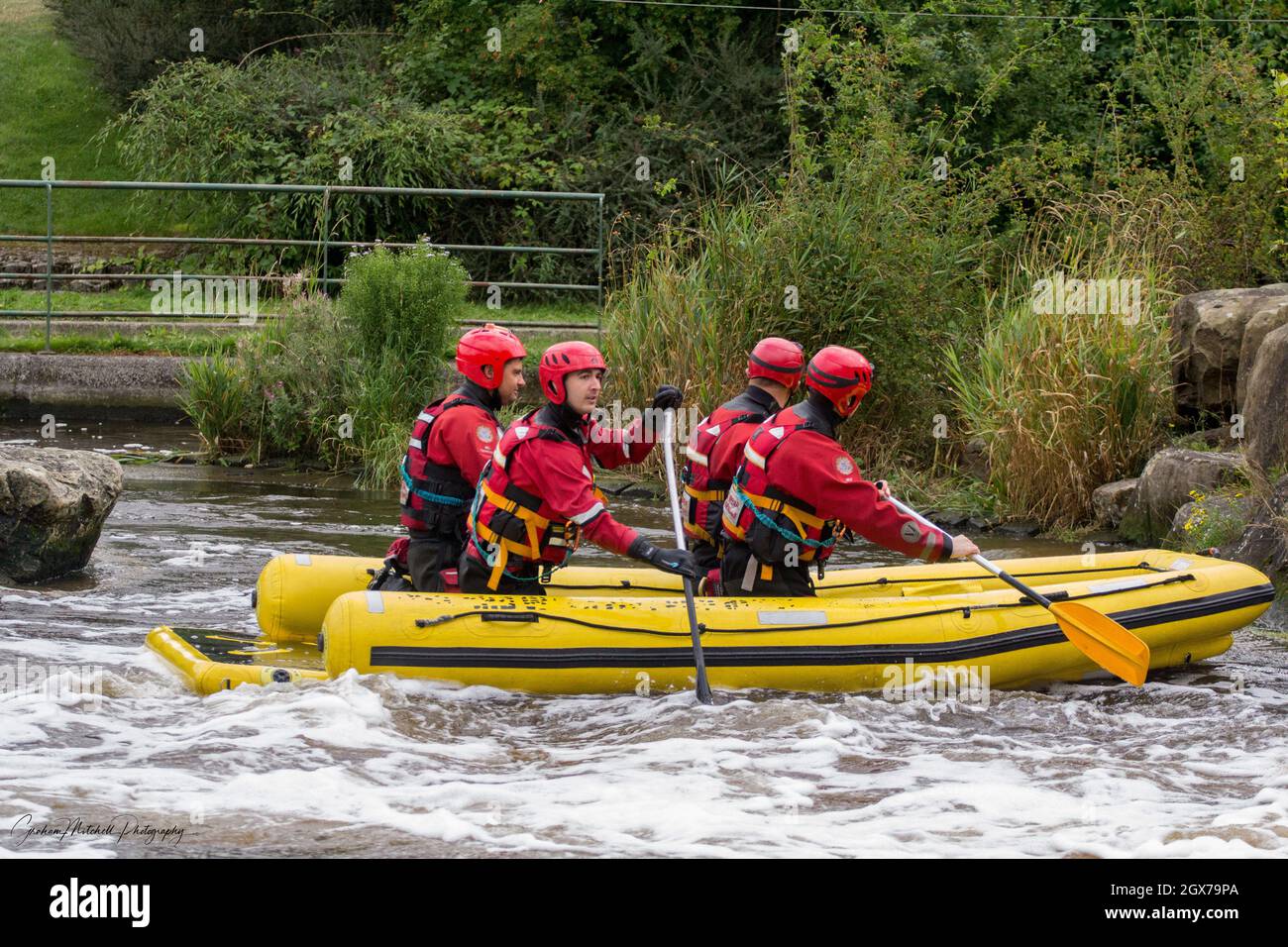 Tyne and Wear Feuerwehr- und Rettungsdienst Feuerwehrleute Ausbildung bei Tees Barrage für Wasserrettung Stockfoto