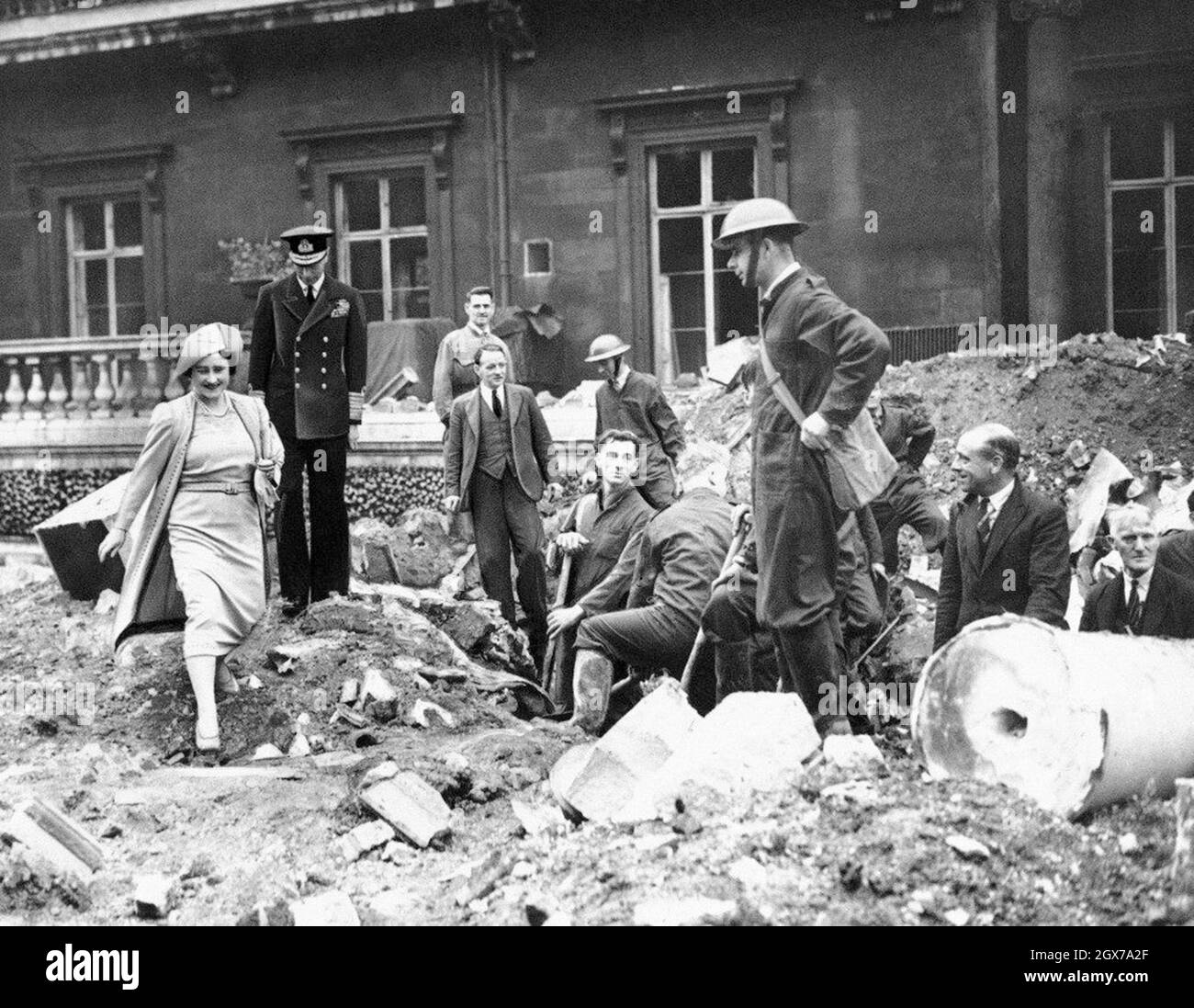 König George VI. Und Königin Elizabeth (die Königin-Mutter) betrachten den Schaden am Buckingham Palace während des London Blitz im Jahr 1940 Stockfoto