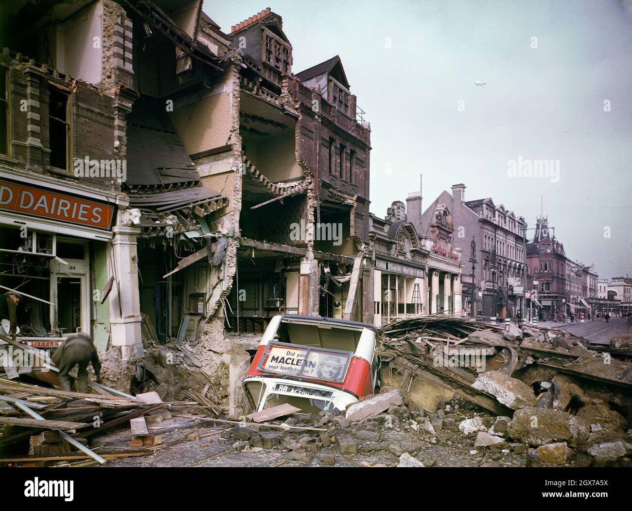 Ein Bus liegt in einem großen Krater in Balham, London, am Morgen nach einem deutschen Luftangriff am 15. Oktober 1940. Eine Bombe explodierte auf der Balham High Street und zerstörte einen Teil der darunter liegenden U-Bahn-Station. Stockfoto