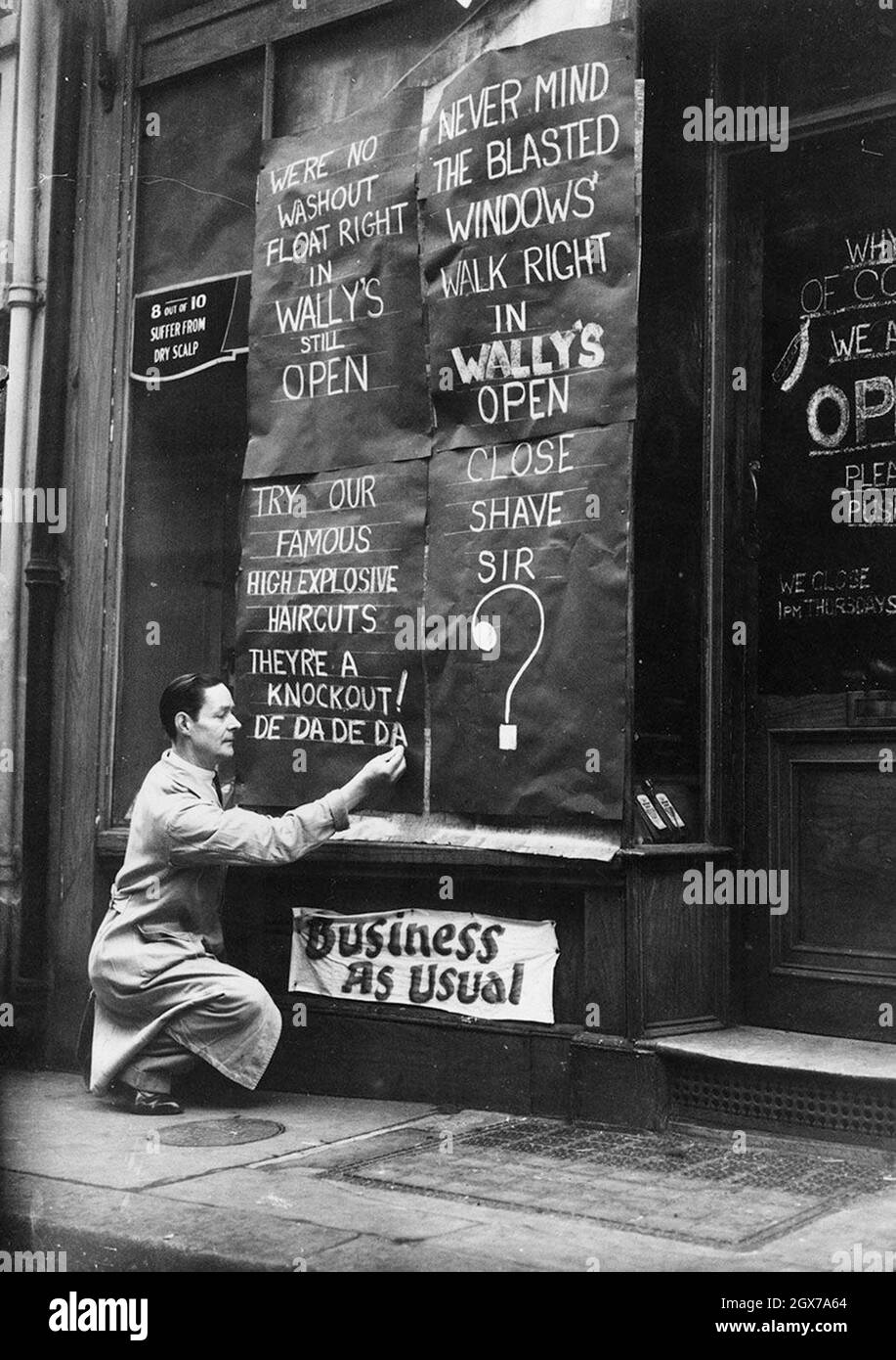 Ein Geschäftsinhaber, der während des London Blitz humorvolle Botschaften in seinem Geschäft schreibt, um Business as Usual zu vermitteln. Stockfoto