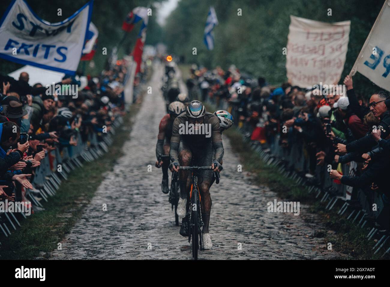 3. Oktober 2021, Paris&#x2013; Roubaix Mens Radtour; Mathieu Van der. Poel während der Paris &#x2013;Roubaix, der für seinen unebenen Kopfsteinpflaster-Kurs berühmt ist. Stockfoto