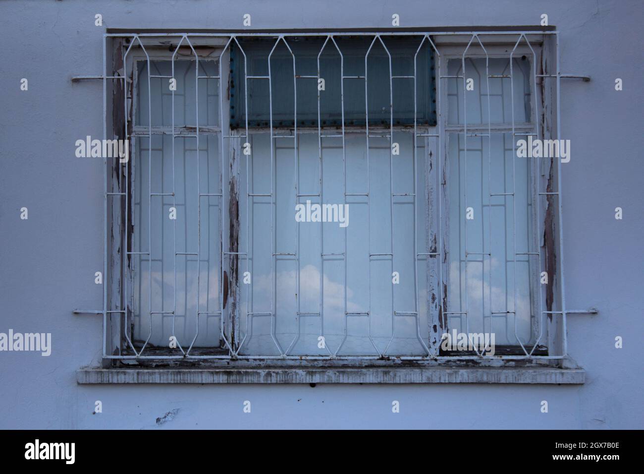 Fenster mit Zaun, um Einbruch zu verhindern. Diebstahl ist ein großes Problem in Ländern der Dritten Welt. Stockfoto