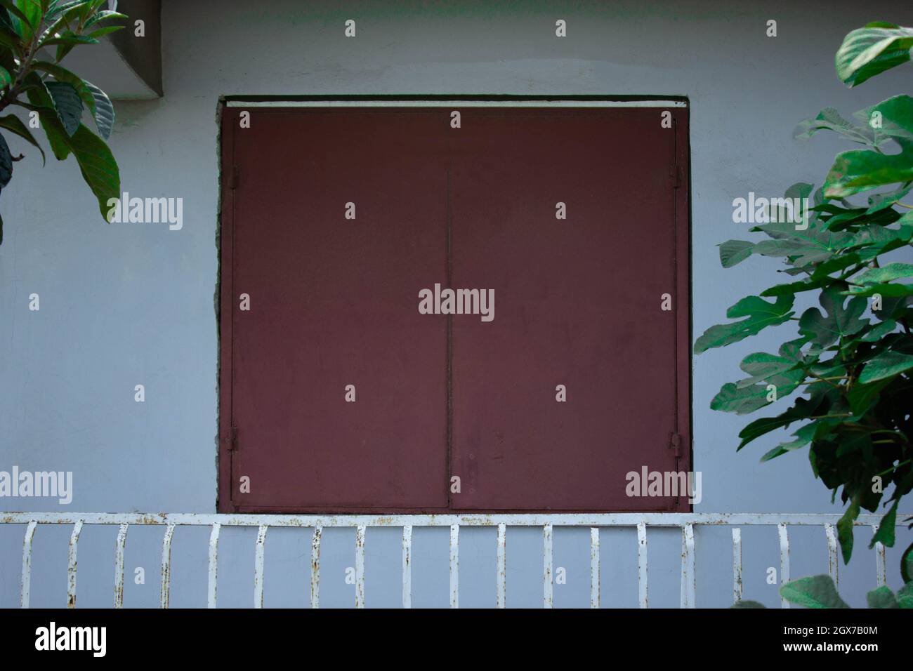 Fenster mit Zaun, um Einbruch zu verhindern. Diebstahl ist ein großes Problem in Ländern der Dritten Welt. Stockfoto