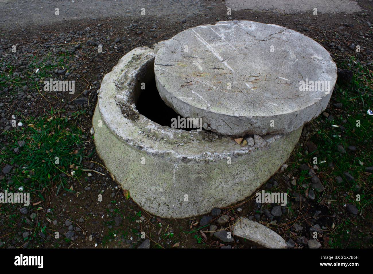 Brunnenabdeckung geschlossen -Fotos und -Bildmaterial in hoher Auflösung –  Alamy