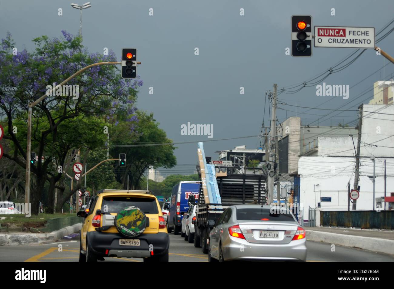 20. Oktober 2020. São Paulo, SP, Brasilien. Sicht im Auto von Straßenverkäufern im intensiven Verkehr von Autos, auf der Avenida Tiradentes in São P Stockfoto