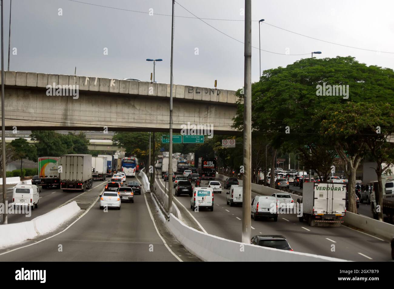 Marginal Tietê Autobahn in São Paulo, Brasilien. Rush Hour und ein Regen nähert sich. Stockfoto