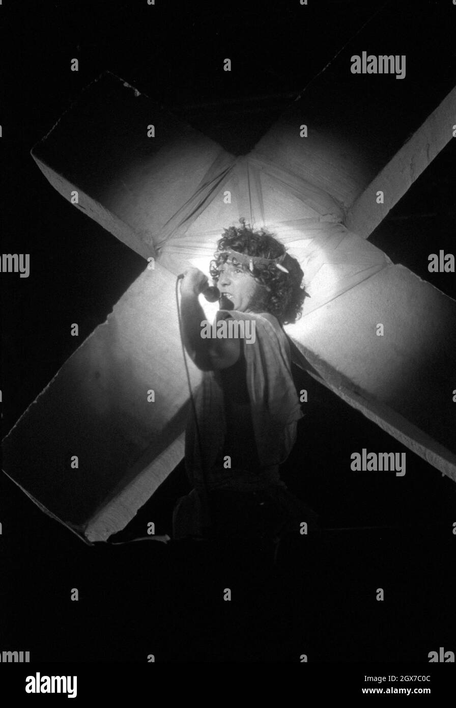 Der schottische Sänger und Musiker Alex Harvey trat im August 1977 beim Reading Rock Festival in England auf. Stockfoto