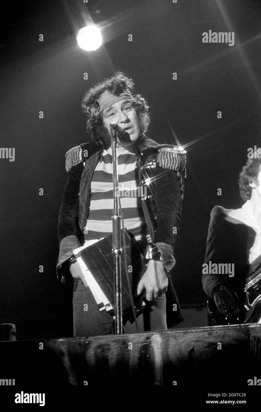 Der schottische Sänger und Musiker Alex Harvey trat im August 1977 beim Reading Rock Festival in England auf. Stockfoto