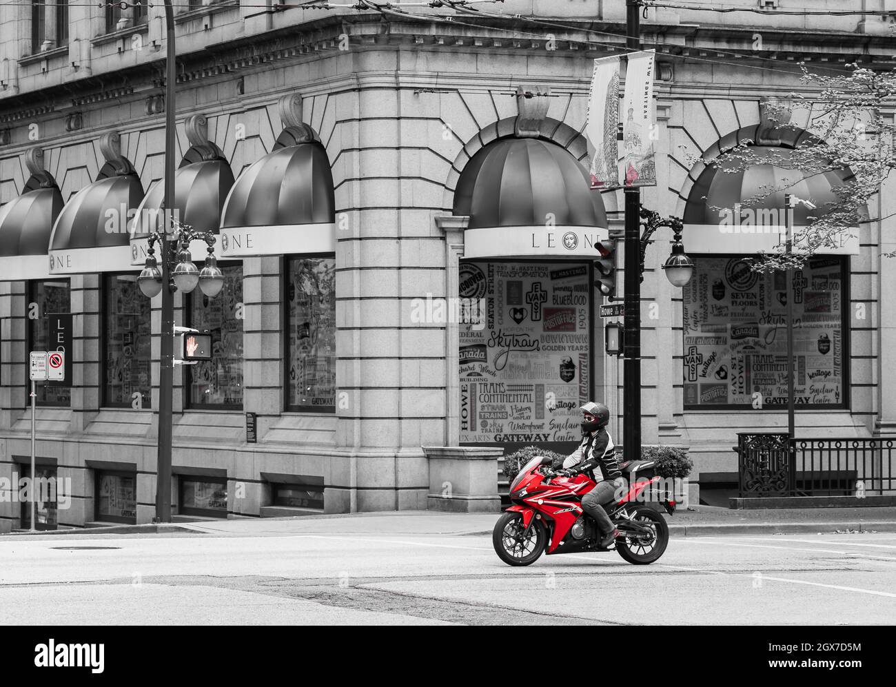 Biker auf einem roten Motorrad in einer Straße von Vancouver, BC, Kanada-August 15,2021. Straßenansicht, Reisefoto, Konzeptfoto Sport-Motobike. Stockfoto