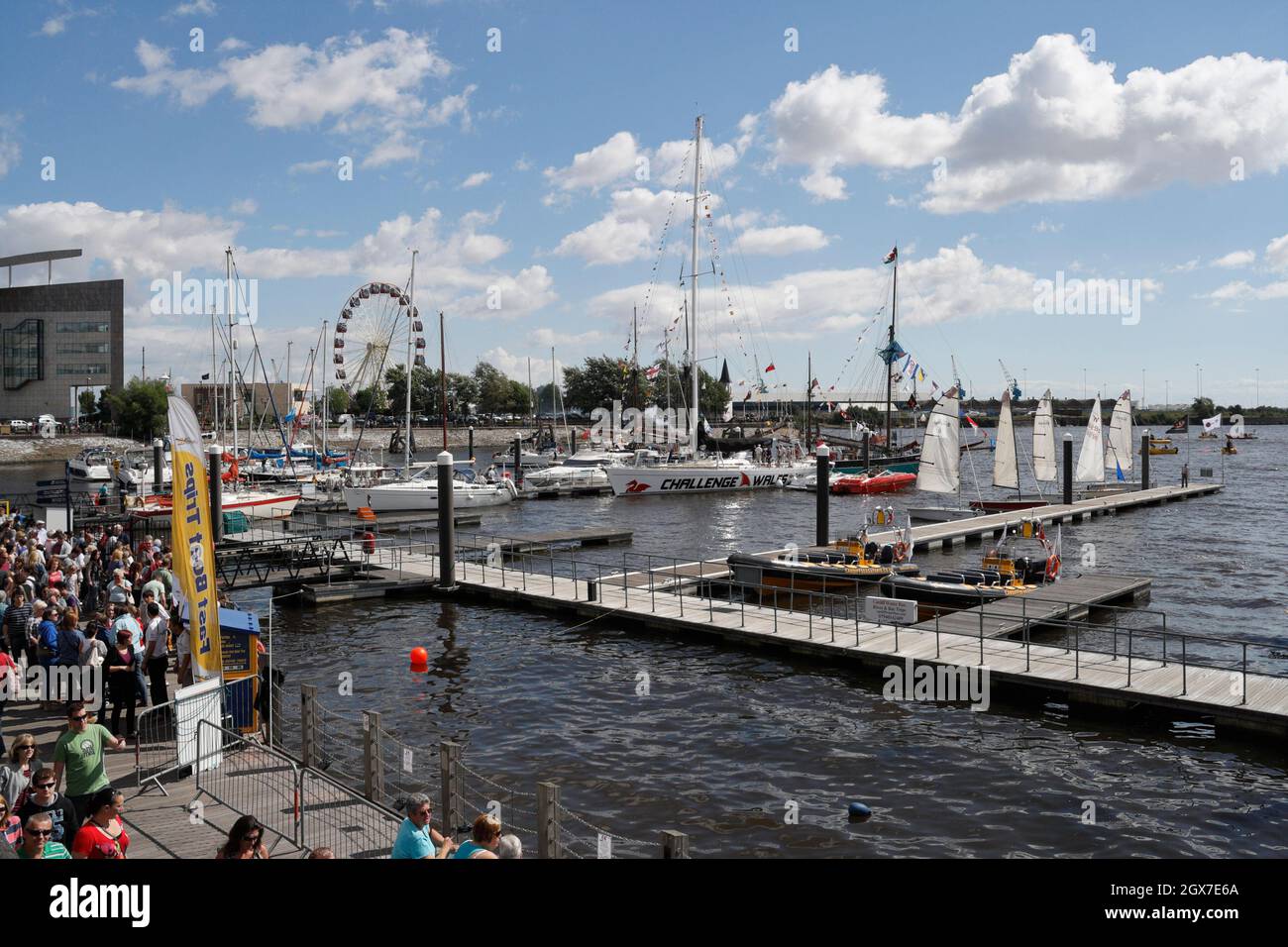 Menschenmassen beim Cardiff Bay Summer Festival, Wales, UK Mermaid Quay, liegen die Boote am Ufer vor Stockfoto