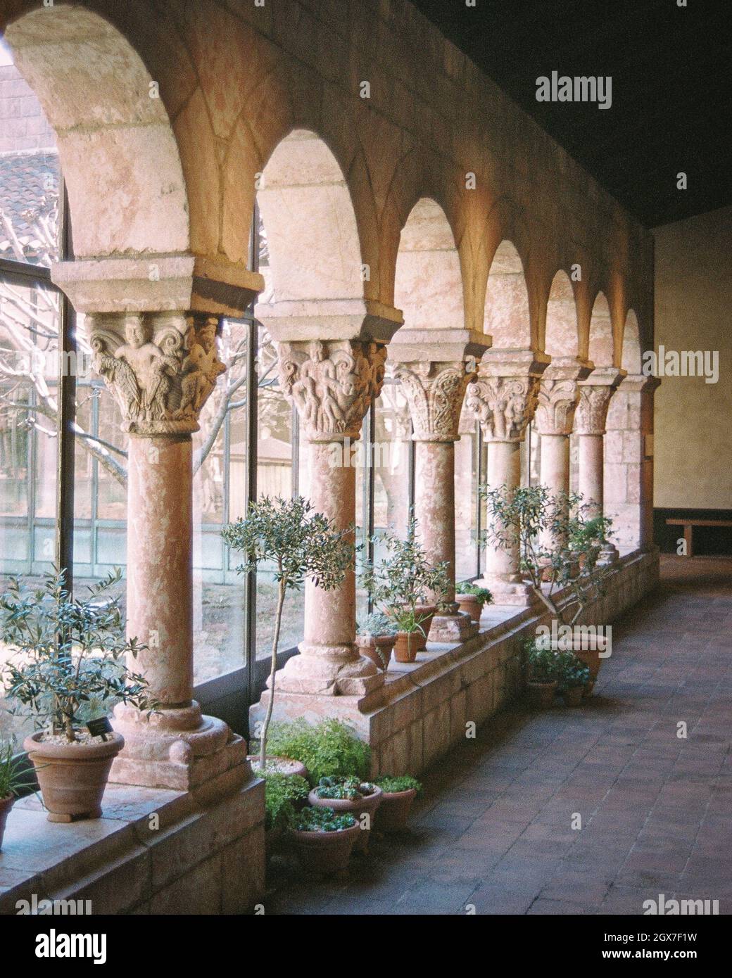 Bögen in einem Innenhof des Met Cloisters in Manhattan, New York City Stockfoto