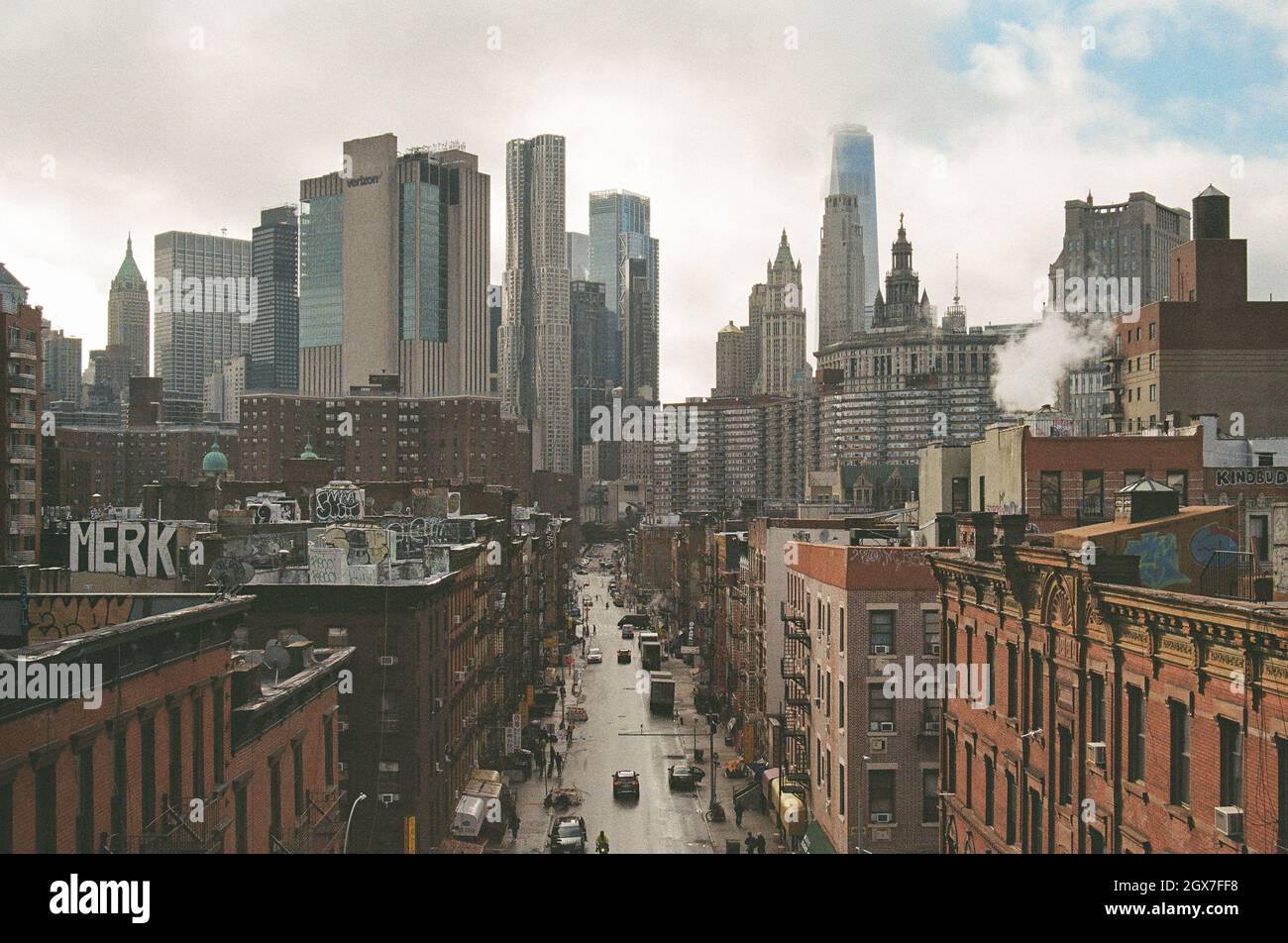 Blick auf die Lower East Side und das Finanzviertel, von der Manhattan Bridge, New York City Stockfoto