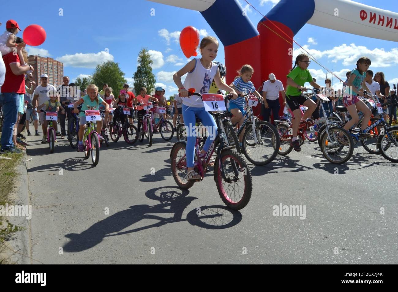 Kovrov, Russland. 12. August 2017. Sporturlaub "Velobum", gewidmet Sportler Tag. Die Teilnehmer der jüngeren Altersgruppe starten das Rennen Stockfoto