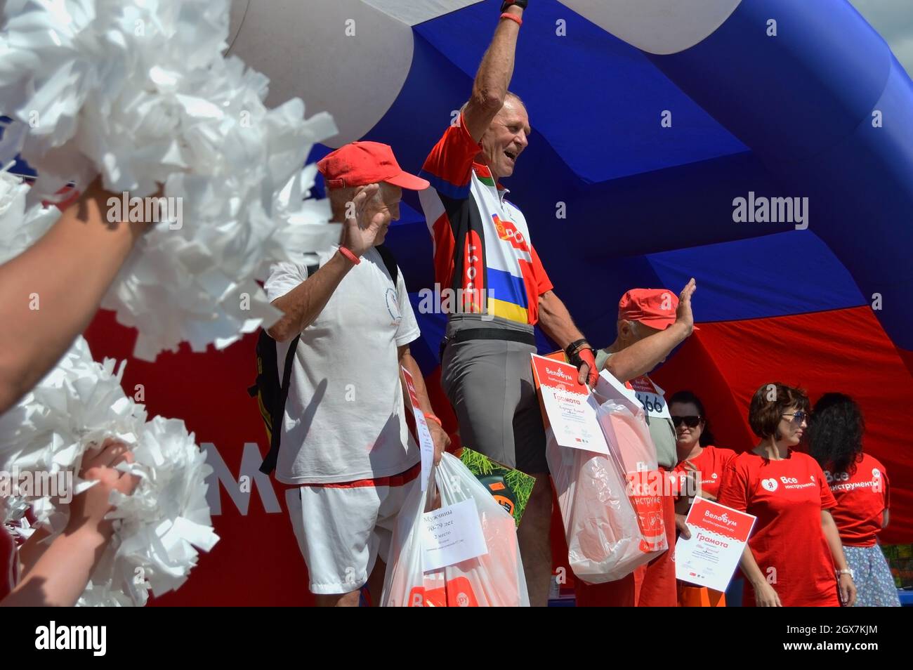 Kovrov, Russland. 12. August 2017. Sporturlaub "Velobum", gewidmet Sportler Tag. Vergabe der Teilnehmer des Rennens Stockfoto