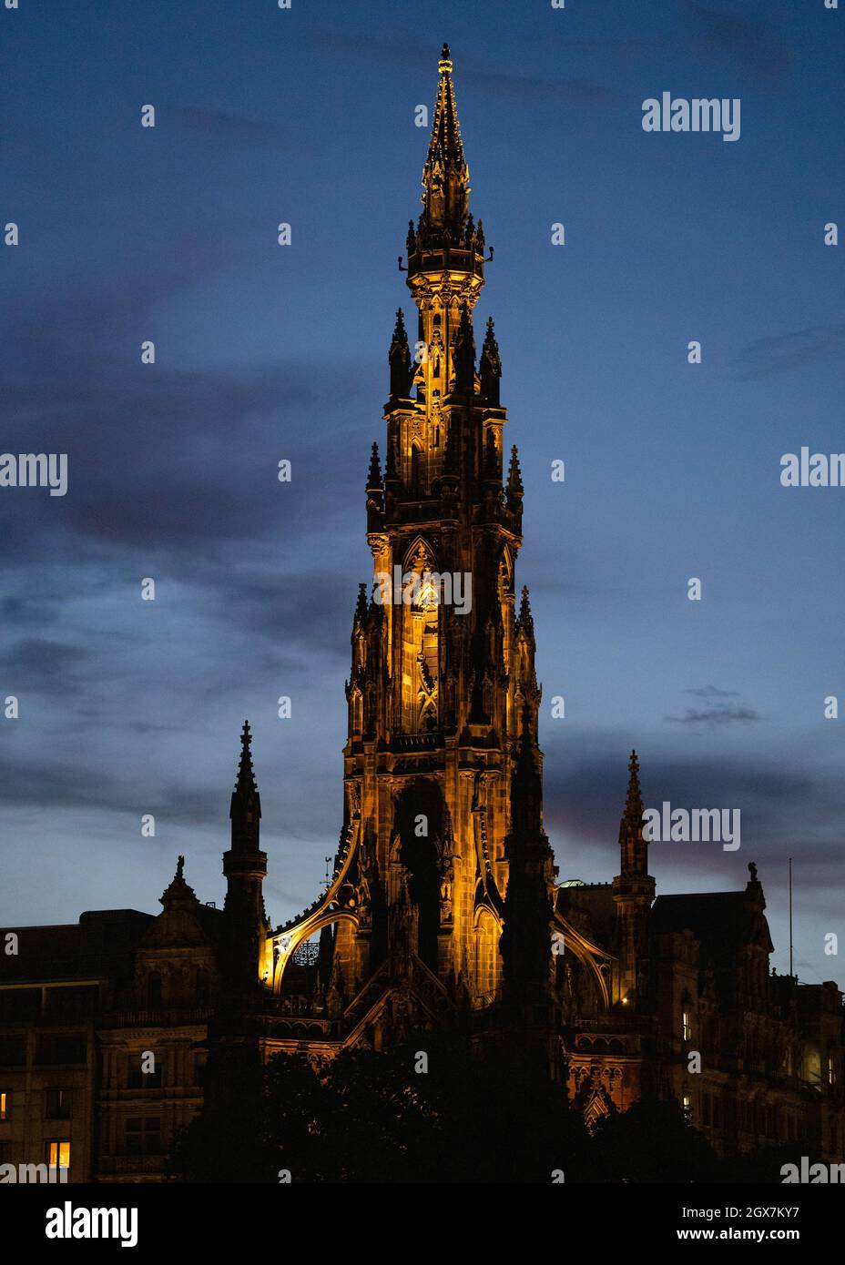 Abendansicht der historischen Gebäude in der Altstadt von Edinburgh, Schottland, Großbritannien Stockfoto