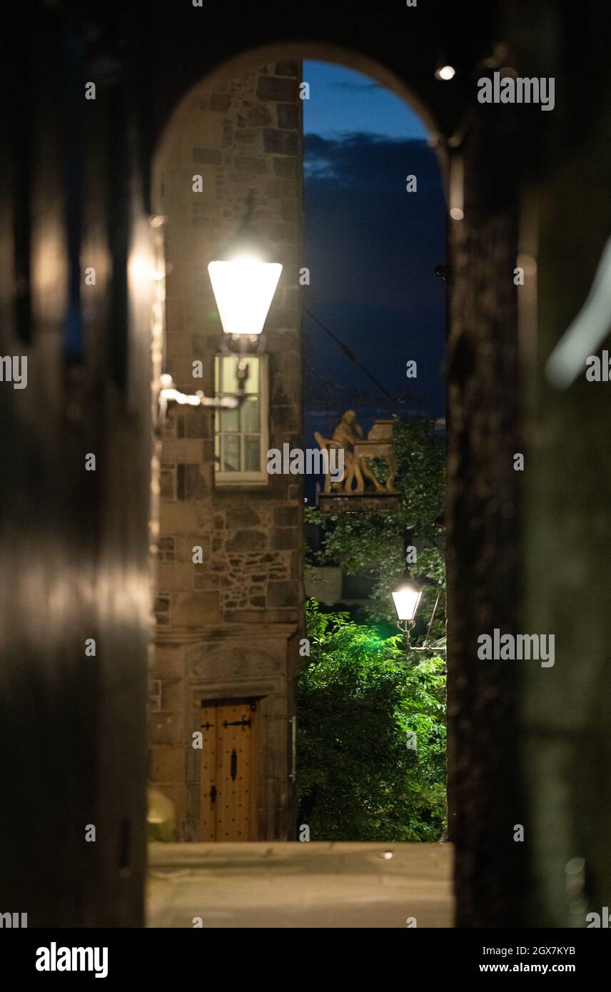 Abendansicht der historischen Gebäude in der Altstadt von Edinburgh, Schottland, Großbritannien Stockfoto