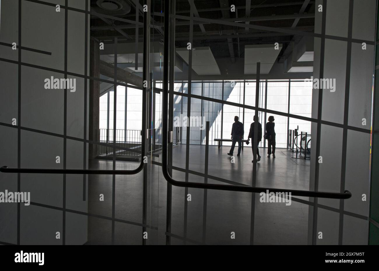 Blick durch die Türen am Eingang einer Ausstellung im Academy Museum of Motion Picturs in Los Angeles, Kalifornien Stockfoto