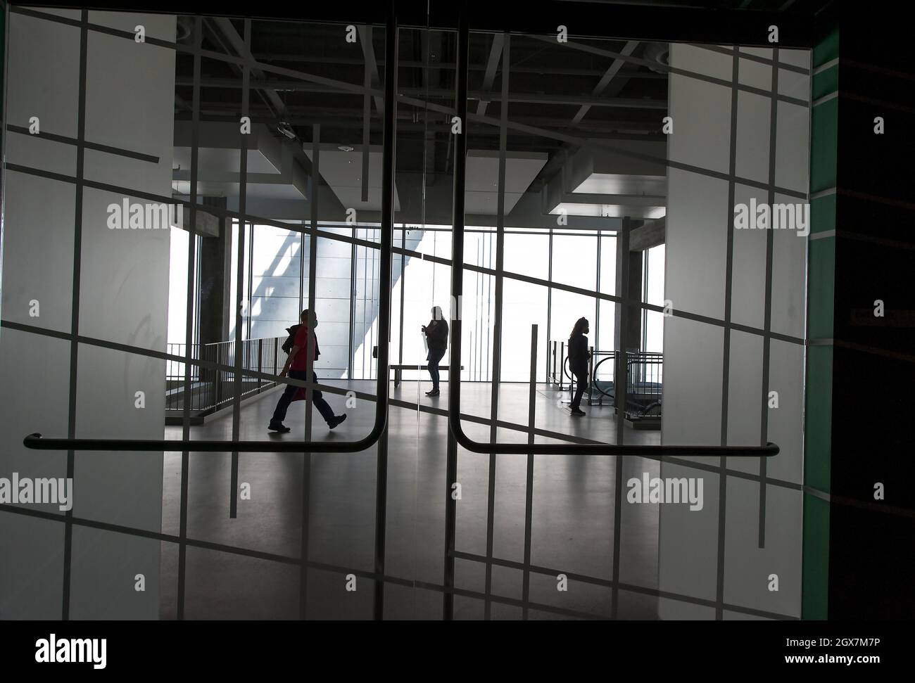Blick durch die Türen am Eingang einer Ausstellung im Academy Museum of Motion Picturs, Los Angeles, Kalifornien Stockfoto