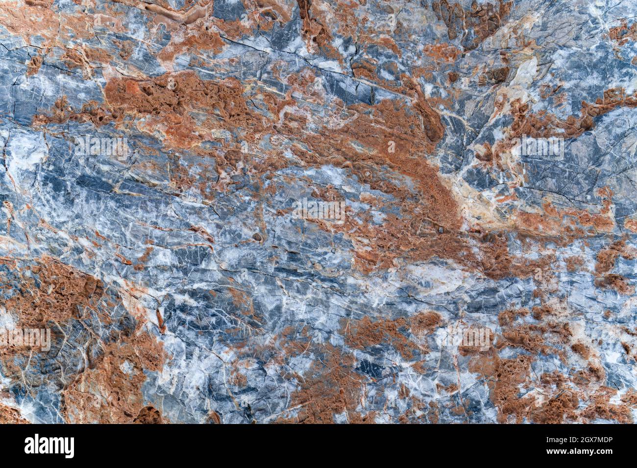 Hintergrundstruktur aus Steinplatte mit grau-orangefarbenem Muster. Schicht von Rost auf der Oberfläche von Stein. Stockfoto