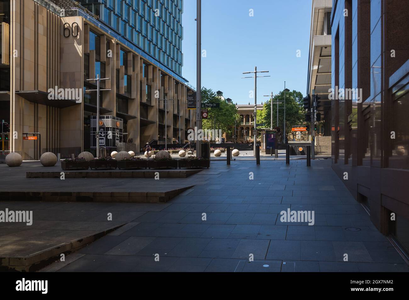 Sydney, Australien. Montag, 4. Oktober 2021. Das zentrale Geschäftsviertel von Sydney ist immer noch sehr ruhig, da Sydney sich auf die Wiedereröffnung vorbereitet, sobald das 70 %-Ziel bis Montag, den 11. Oktober, erreicht wurde. Allgemeiner Blick auf Martin Place. Quelle: Paul Lovelace/Alamy Live News Stockfoto