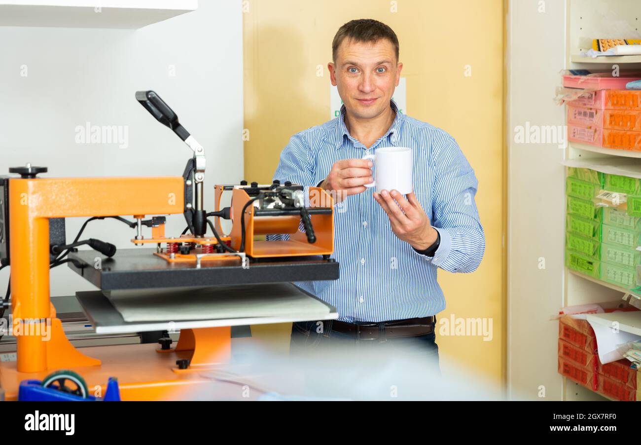 Man verwendet die Maschine auf Keramik Tasse zu drucken Stockfoto