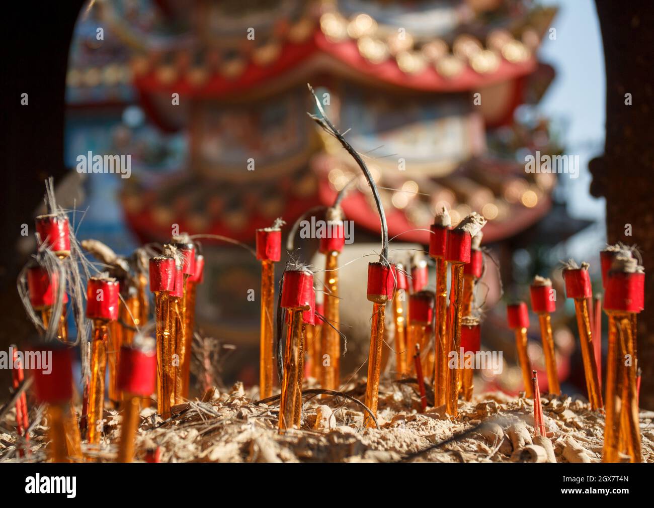 Chinesische Ritualkerzen nach der Zeremonie im Tempel. Stockfoto