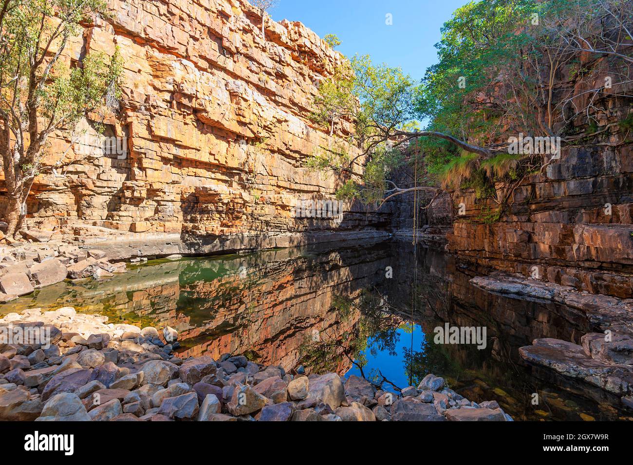 Spektakuläre rote Klippen der Grotte, die sich im Wasser spiegeln, in der Nähe von Wyndham, Kimberley Region, Western Australia, WA, Australien Stockfoto