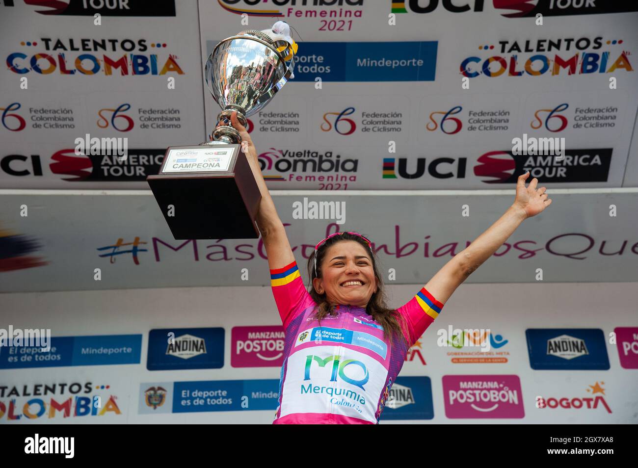 Bogota, Kolumbien. Oktober 2021. Lilibeth Chacon aus Venezuela feiert ihren Meisterschaftssieg im letzten Etappenfinale der Vuelta a Colombia Femenina 2021 in Bogotá, Kolumbien, gewann die Phase Miryam Nuñez T: 02:34:49 aus Ecuador und Lilibeth Chacon T: 02:37:46 aus Venezuela gewann das Rennen. Kredit: Long Visual Press/Alamy Live Nachrichten Stockfoto