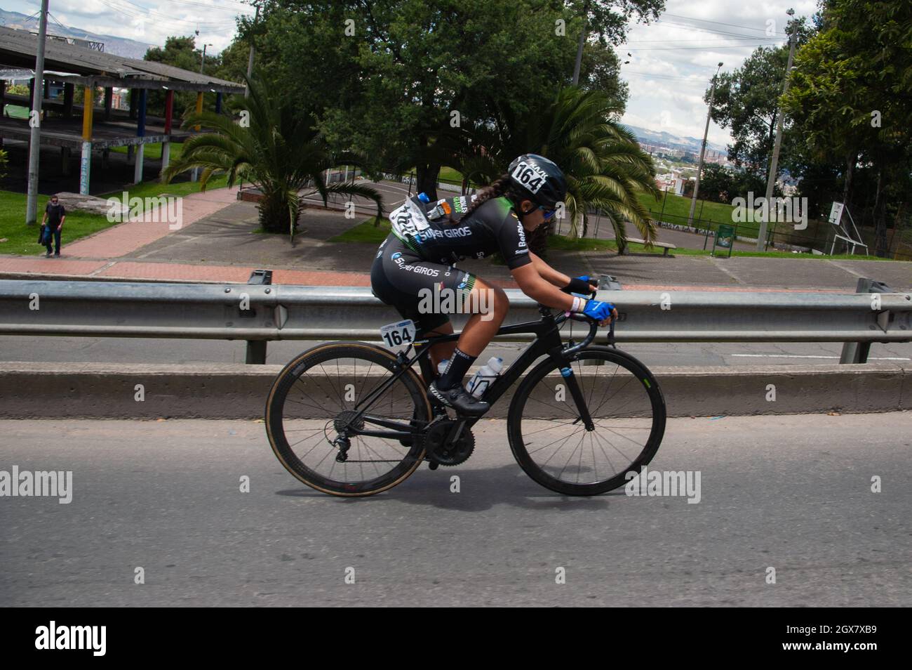 Bogota, Kolumbien. Oktober 2021. Valery Nicol Londoño gewann im letzten Etappenfinale der Vuelta a Colombia Femenina 2021 in Bogotá, Kolumbien, die Phase Miryam Nuñez T: 02:34:49 aus Ecuador, und Lilibeth Chacon T: 02:37:46 aus Venezuela gewann das Rennen. Kredit: Long Visual Press/Alamy Live Nachrichten Stockfoto