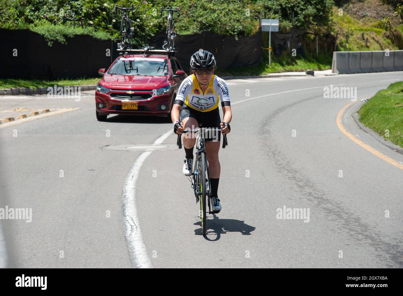 Bogota, Kolumbien. Oktober 2021. Ein Teilnehmer des letzten Etappenfinales der Vuelta a Colombia Femenina 2021 in Bogotá, Kolumbien, gewann die Phase Miryam Nuñez T: 02:34:49 aus Ecuador, und Lilibeth Chacon T: 02:37:46 aus Venezuela gewann das Rennen. Kredit: Long Visual Press/Alamy Live Nachrichten Stockfoto