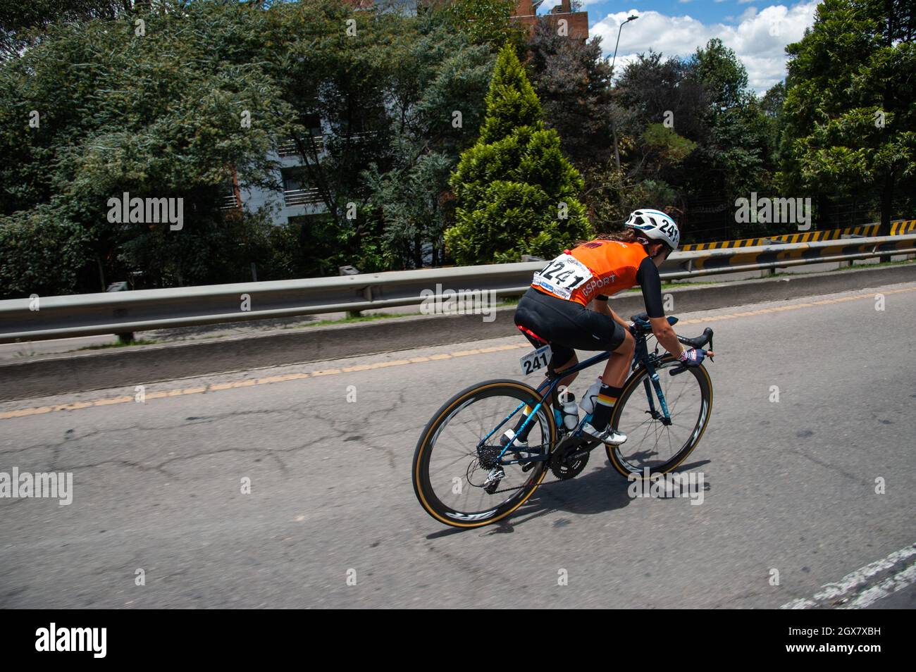 Bogota, Kolumbien. Oktober 2021. Natalia Franco gewann im letzten Etappenfinale der Vuelta a Colombia Femenina 2021 in Bogotá, Kolumbien, die Phase Miryam Nuñez T: 02:34:49 aus Ecuador, und Lilibeth Chacon T: 02:37:46 aus Venezuela gewann das Rennen. Kredit: Long Visual Press/Alamy Live Nachrichten Stockfoto