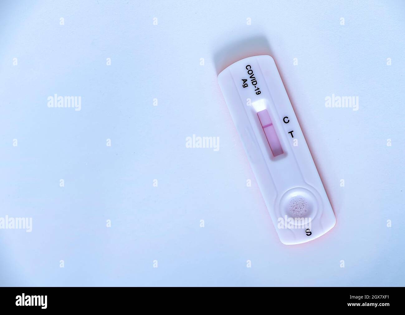 Schnellantigen-Testkassette für Covid-19-Isolat mit negativem Ergebnis. Laborgeräte in den Hintergrund gestellt Stockfoto