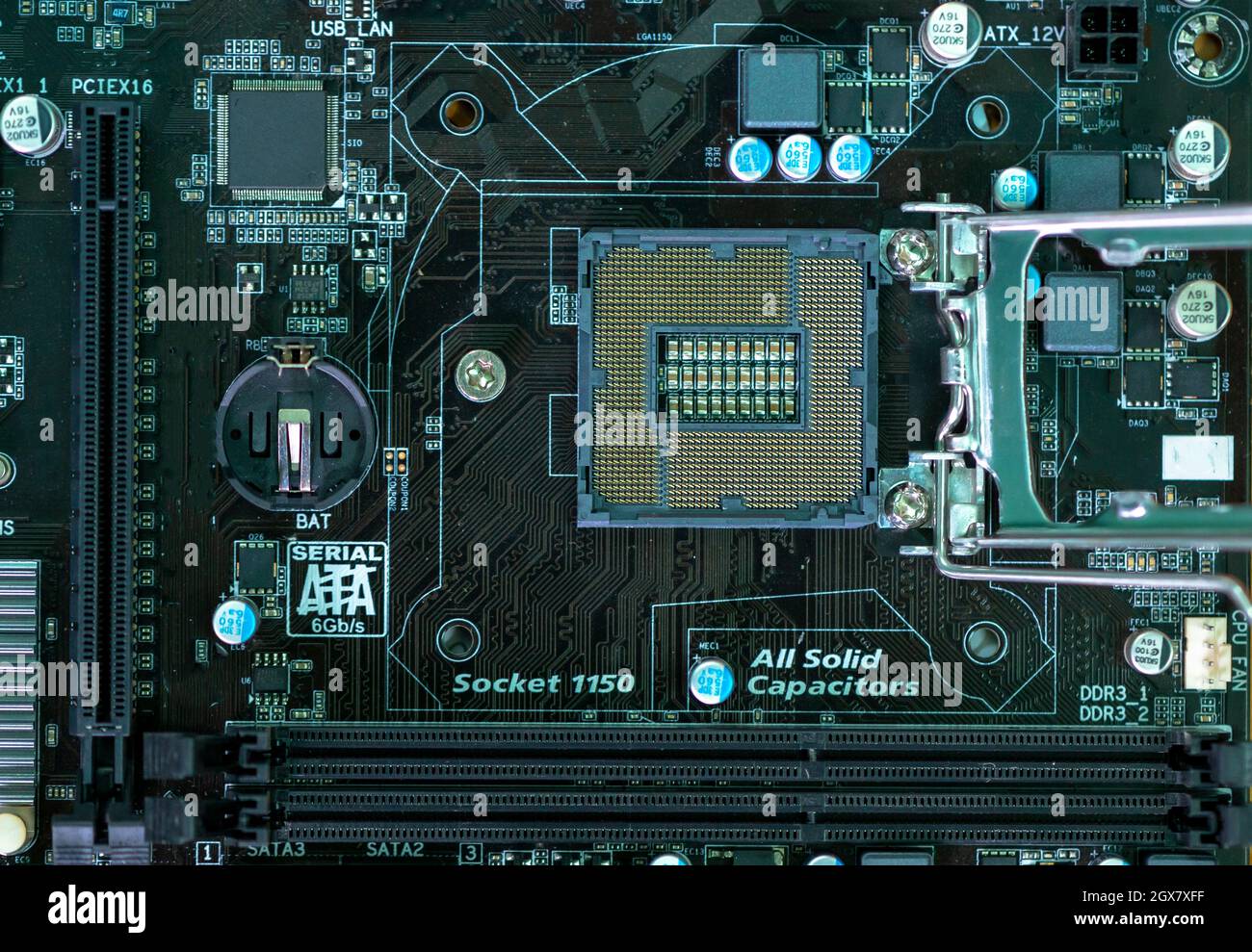 Komplexe elektronische Schaltungen der Hauptplatine des Computers, Ein leistungsfähiger Computerprozessor und ein modernes Motherboard. Stockfoto