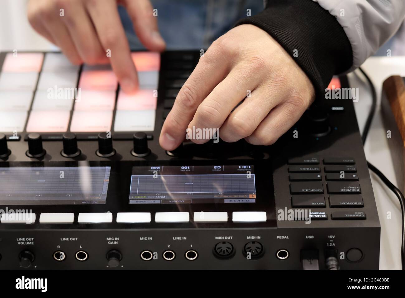 DJ mixt und spielt Musik mit dem MIDI-Controller. Selektiver Fokus. Stockfoto
