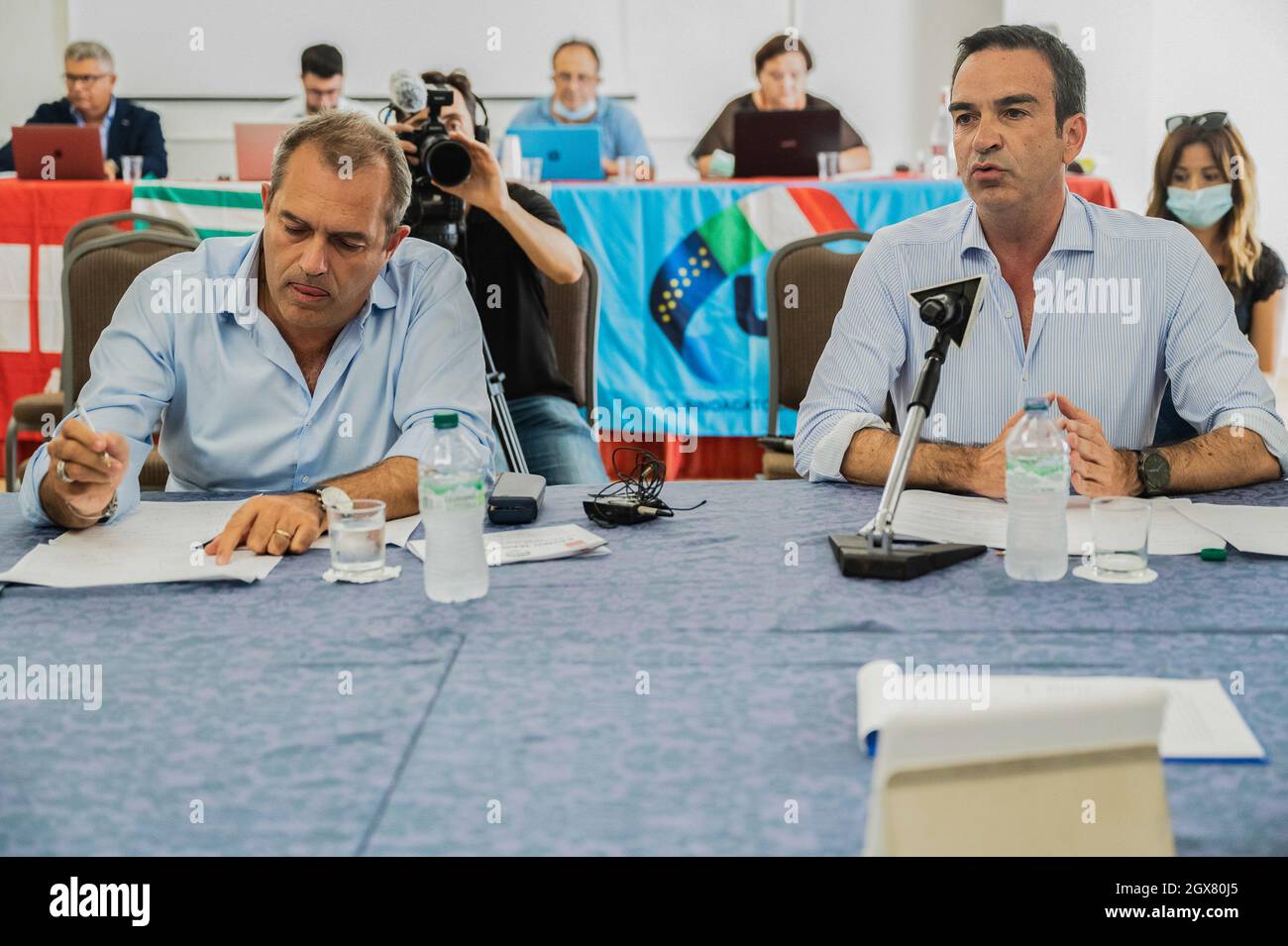 Luigi De Magistris (L) hat während der Debatte das Schreiben gesehen und Roberto Occhiuto (R) spricht. Kandidaten für das Amt des Regionalgouverneurs Amalia Bruni (PD; Demokratische Partei), Roberto Occhiuto (FI, Forza Italia), Mario Oliverio (unabhängiger Kandidat) und Luigi De Magistris (unabhängiger Kandidat) trafen sich mit den Generalsekretären der wichtigsten italienischen Gewerkschaften, Angelo Sposato (Cgil), Tonino Russo (Cisl) und Santo Biondo (Uil), um ihre Ansätze und Lösungen für die wichtigsten Fragen der regionís zu diskutieren. (Foto von Valeria Ferraro/SOPA Images/Sipa USA) Stockfoto