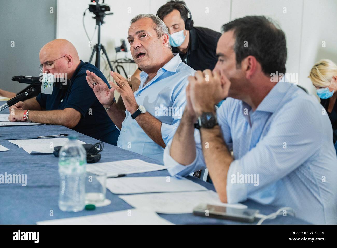 Roberto Occhiuto (R) am Diskussionstisch mit Luigi De Magistris (C) und Mario Oliverio (L) während der Aussprache. Kandidaten für das Amt des Regionalgouverneurs Amalia Bruni (PD; Demokratische Partei), Roberto Occhiuto (FI, Forza Italia), Mario Oliverio (unabhängiger Kandidat) und Luigi De Magistris (unabhängiger Kandidat) trafen sich mit den Generalsekretären der wichtigsten italienischen Gewerkschaften, Angelo Sposato (Cgil), Tonino Russo (Cisl) und Santo Biondo (Uil), um ihre Ansätze und Lösungen für die wichtigsten Fragen der regionís zu diskutieren. (Foto von Valeria Ferraro/SOPA Images/Sipa USA) Stockfoto