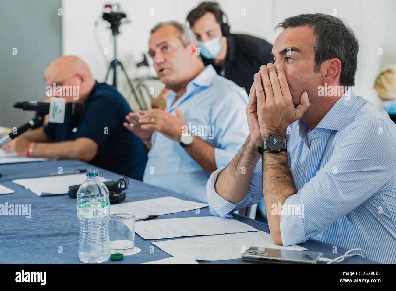Roberto Occhiuto (R) am Diskussionstisch mit Luigi De Magistris (C) und Mario Oliverio (L) während der Aussprache. Kandidaten für das Amt des Regionalgouverneurs Amalia Bruni (PD; Demokratische Partei), Roberto Occhiuto (FI, Forza Italia), Mario Oliverio (unabhängiger Kandidat) und Luigi De Magistris (unabhängiger Kandidat) trafen sich mit den Generalsekretären der wichtigsten italienischen Gewerkschaften, Angelo Sposato (Cgil), Tonino Russo (Cisl) und Santo Biondo (Uil), um ihre Ansätze und Lösungen für die wichtigsten Fragen der regionís zu diskutieren. (Foto von Valeria Ferraro/SOPA Images/Sipa USA) Stockfoto