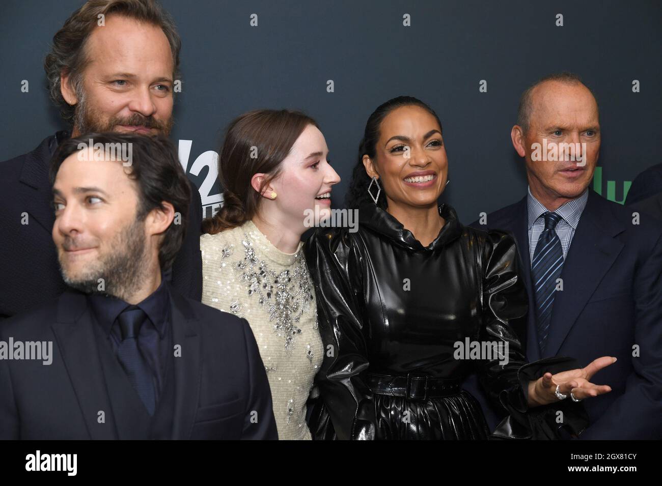 New York, USA. Oktober 2021. (L-R) Peter Sarsgaard, Schriftsteller-Regisseur und Produzent Danny Strong, Kaitlyn Dever, Rosario Dawson und Michael Keaton posieren gemeinsam bei der Premiere der Hulu Original Series „Dopesick“ im Museum of Modern Art in New York, NY, 4. Oktober 2021. (Foto von Anthony Behar/Sipa USA) Quelle: SIPA USA/Alamy Live News Stockfoto
