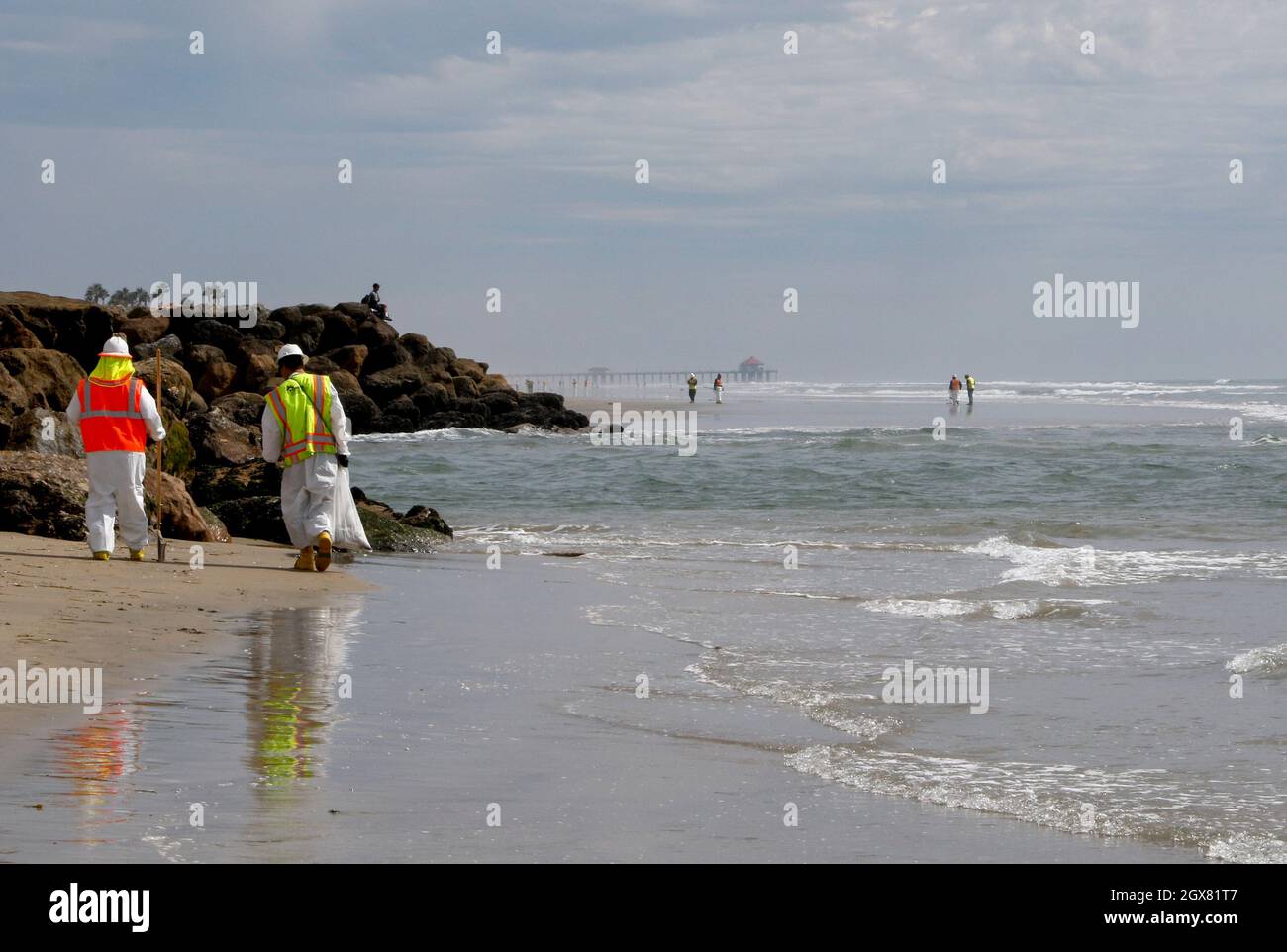 Huntington Beach, Kalifornien, USA. Oktober 2021. 4. Oktober 2021, Huntington Beach, Kalifornien, USA: Freiwillige Helfer aus dem Umweltbereich reinigen weiterhin Öl und Rückstände, die am Bolsa Chica State Beach und den Bolsa Chica Wetlands an Land gespült wurden. Die Ölpest in der Pipeline hat zu Strandschließungen entlang eines 20 Meilen langen Strandabschnitt von Orange County geführt. (Bild: © Ron Lyon/ZUMA Press Wire) Stockfoto