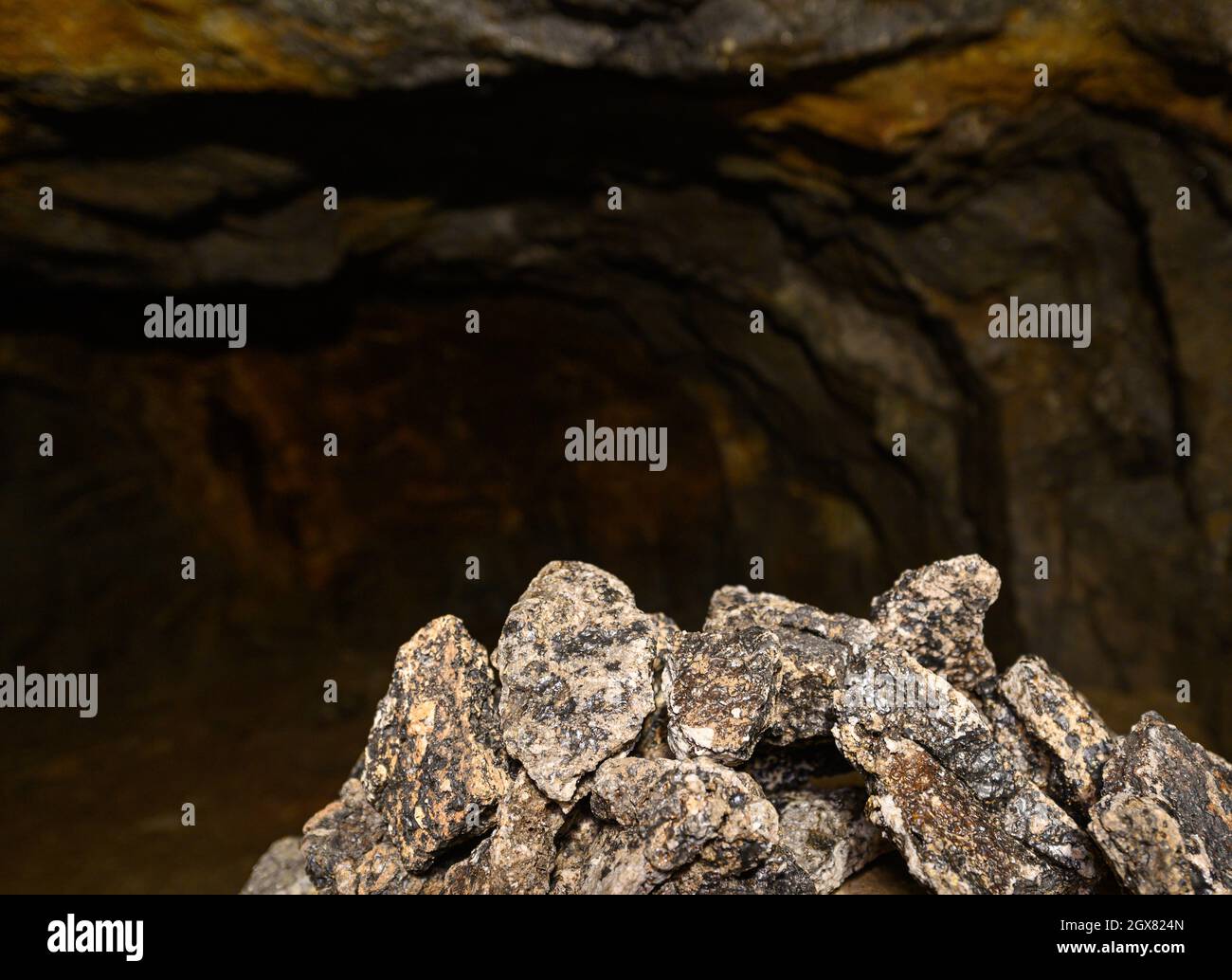 Zinnwald, Deutschland. Oktober 2021. Erztragendes Gestein liegt im Besucherbergwerk 'vereinigt Zwitterfeld zu Zinnwald'. Im Zinnwald, unter dem Erzgebirge an der deutsch-tschechischen Grenze, will die Deutsche Lithium GmbH eine Mine und eine Verarbeitungsanlage bauen. Die Lagerstätte wird auf rund 125,000 Tonnen Lithium geschätzt - und gilt laut der Sächsischen Oberbergbaubehörde als eine der größten Lagerstätten in Europa. Die Deutsche Lithium startete das Projekt in Sachsen im Jahr 2010. Quelle: Robert Michael/dpa-Zentralbild/dpa/Alamy Live News Stockfoto