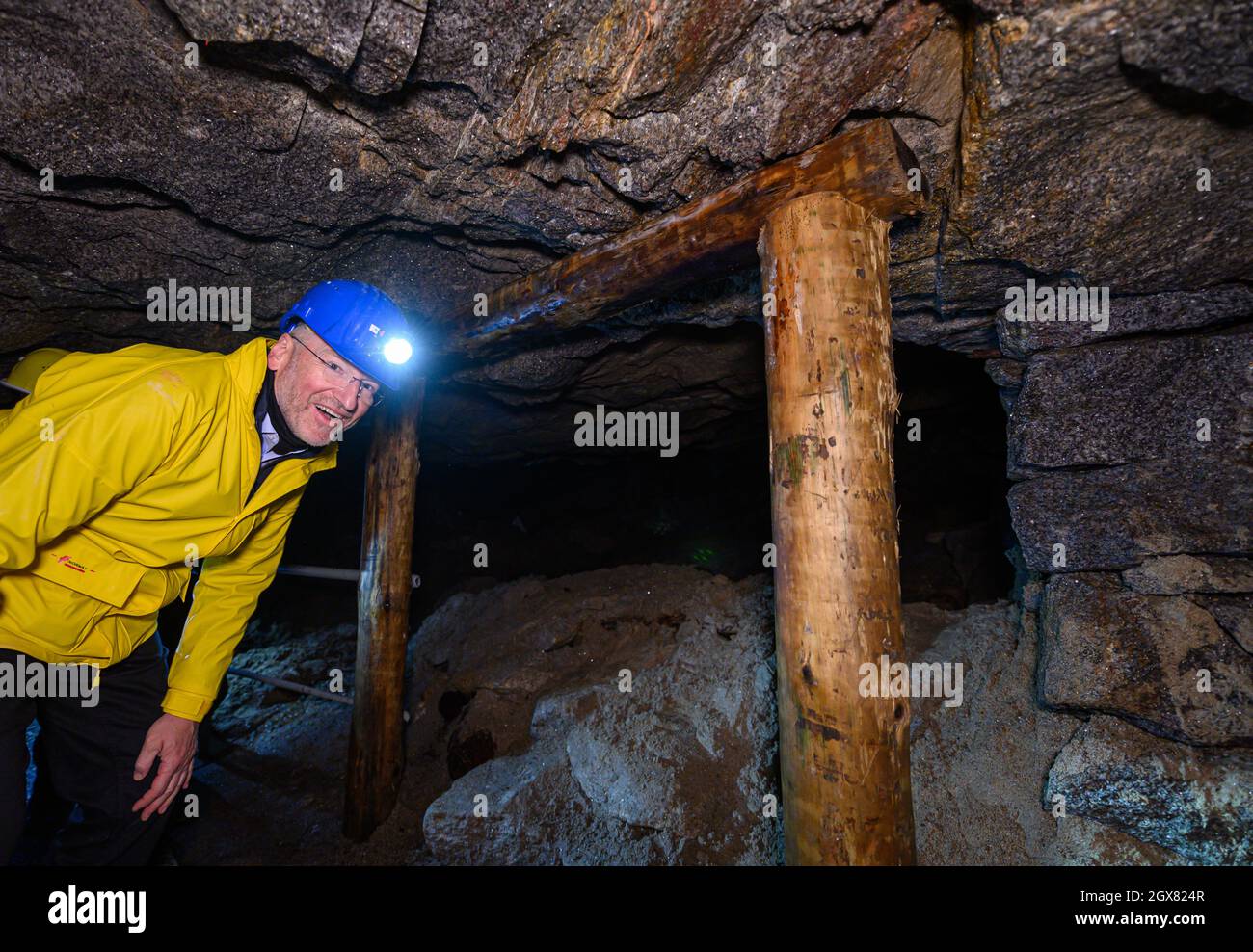 04. Oktober 2021, Sachsen, Zinnwald: Armin Müller, Geschäftsführer der Deutschen Lithium GmbH, geht durch das Besucherbergwerk 'vereinigt Zwitterfeld zu Zinnwald' und schaut auf erztragendes Gestein. In der Region Zinnwald, unter dem Erzgebirge an der deutsch-tschechischen Grenze, will die Deutsche Lithium GmbH eine Mine und eine Verarbeitungsanlage bauen. Die Lagerstätte wird auf rund 125,000 Tonnen Lithium geschätzt - und gilt laut der Sächsischen Oberbergbaubehörde als eine der größten Lagerstätten in Europa. Die Deutsche Lithium startete das Projekt in Sachsen im Jahr 2010. Foto: Robert Stockfoto