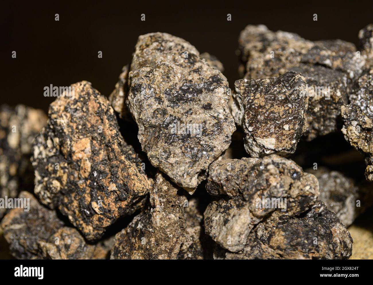 Zinnwald, Deutschland. Oktober 2021. Erztragendes Gestein liegt im Besucherbergwerk 'vereinigt Zwitterfeld zu Zinnwald'. Im Zinnwald, unter dem Erzgebirge an der deutsch-tschechischen Grenze, will die Deutsche Lithium GmbH eine Mine und eine Verarbeitungsanlage bauen. Die Lagerstätte wird auf rund 125,000 Tonnen Lithium geschätzt - und gilt laut der Sächsischen Oberbergbaubehörde als eine der größten Lagerstätten in Europa. Die Deutsche Lithium startete das Projekt in Sachsen im Jahr 2010. Quelle: Robert Michael/dpa-Zentralbild/dpa/Alamy Live News Stockfoto