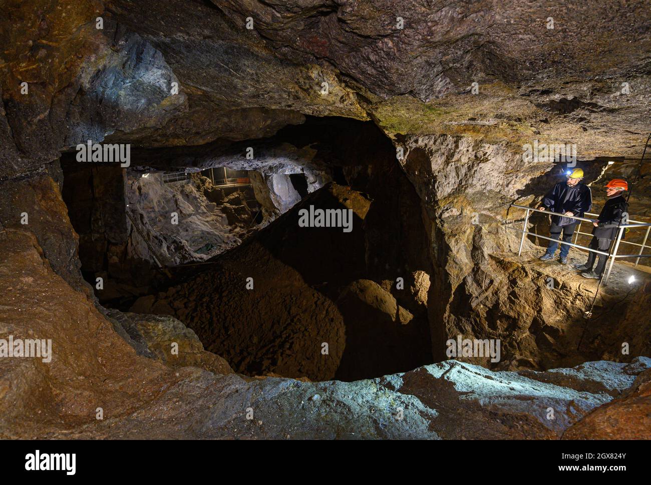 04. Oktober 2021, Sachsen, Zinnwald: Der sächsische Wirtschaftsminister Martin Durig (SPD, l.) steht im Besucherbergwerk „vereinigt Zwitterfeld zu Zinnwald“ während des „Rohstofftages“. Im Zinnwald, unter dem Erzgebirge an der deutsch-tschechischen Grenze, will die Deutsche Lithium GmbH eine Mine und eine Verarbeitungsanlage bauen. Die Lagerstätte wird auf rund 125,000 Tonnen Lithium geschätzt - und gilt laut der Sächsischen Oberbergbaubehörde als eine der größten Lagerstätten in Europa. Die Deutsche Lithium startete das Projekt in Sachsen im Jahr 2010. Foto: Robert M. Stockfoto