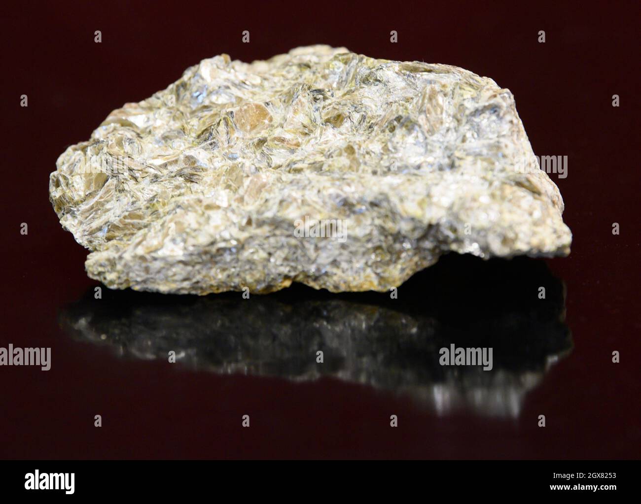 04. Oktober 2021, Sachsen, Altenberg: Beim "Rohstofftag" des Sächsischen Wirtschaftsministeriums im Arno-Lippmann-Schacht liegt ein mit Lithium durchsetztes Stück Erz auf einem Tisch. Im Zinnwald, unter dem Erzgebirge an der deutsch-tschechischen Grenze, will die Deutsche Lithium GmbH eine Mine und eine Verarbeitungsanlage bauen. Die Lagerstätte wird auf rund 125,000 Tonnen Lithium geschätzt - und gilt laut der Sächsischen Oberbergbaubehörde als eine der größten Lagerstätten in Europa. Die Deutsche Lithium startete das Projekt in Sachsen im Jahr 2010. Foto: Robert Michael/dpa Stockfoto