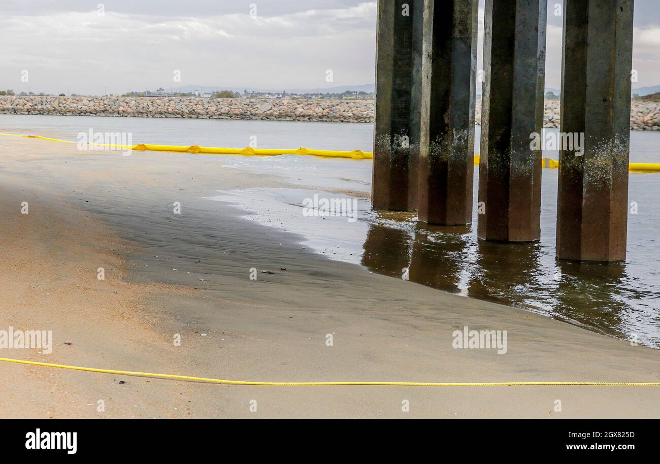 Huntington Beach, Kalifornien, USA. Oktober 2021. 4. Oktober 2021, Huntington Beach, Kalifornien, USA: Freiwillige Helfer aus dem Umweltbereich reinigen weiterhin Öl und Rückstände, die am Bolsa Chica State Beach und den Bolsa Chica Wetlands an Land gespült wurden. Die Ölpest in der Pipeline hat zu Strandschließungen entlang eines 20 Meilen langen Strandabschnitt von Orange County geführt. (Bild: © Ron Lyon/ZUMA Press Wire) Stockfoto